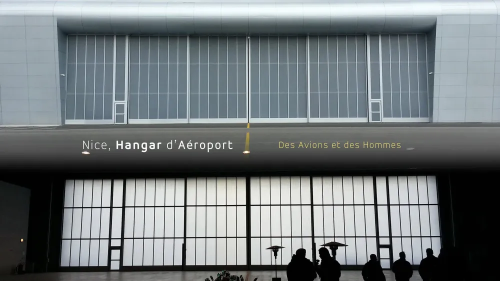 Nice hangar d'aéroport